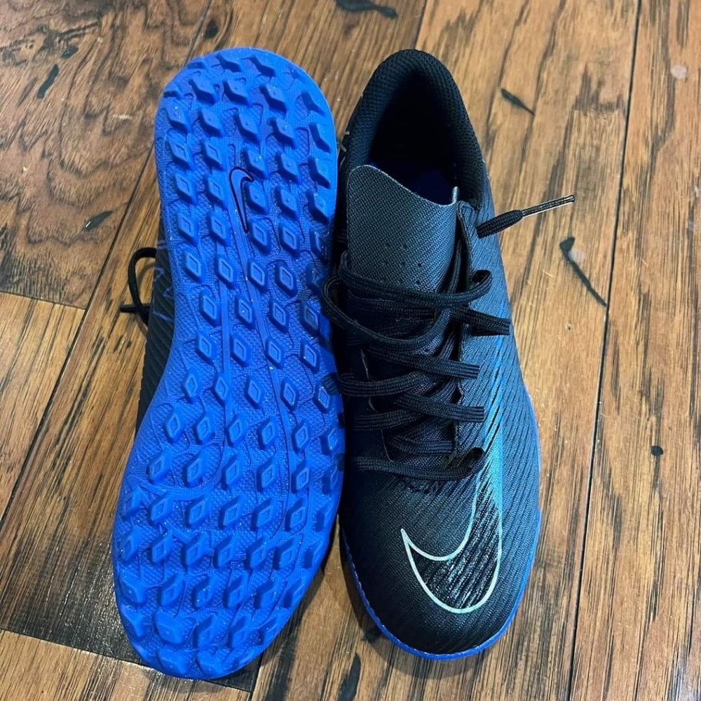 Nike vapor 15 club tf brand new. Never worn.